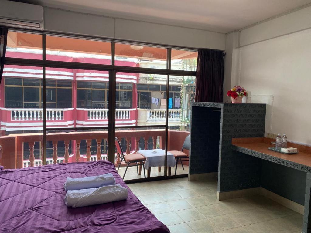 Pluemchai Guesthouse Jomtien Beach Buitenkant foto